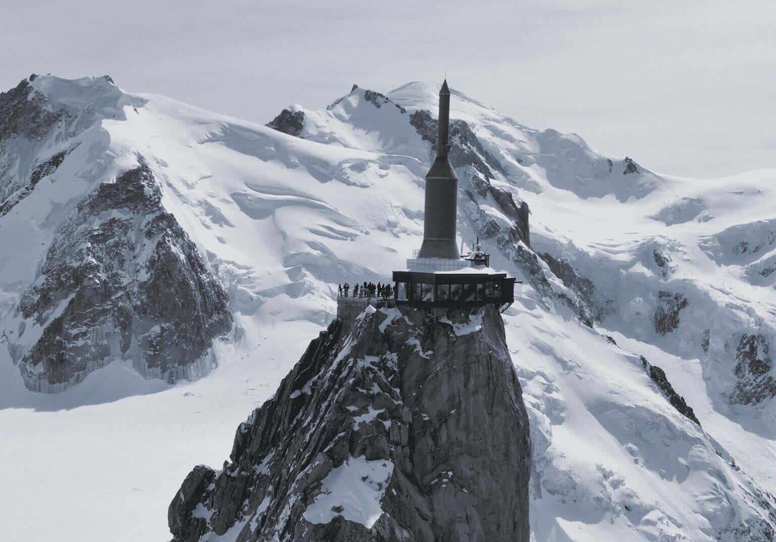 Photo 1 LAiguille_du_Midi_accessible_par_telepherique_est_lun_des_sites_daltitude_les_plus_visites_au_monde_avec_pres_dun_million_de_visiteurs_annuels_00_21_25_SECRETS_SAUVAGES_EP09_CHAMONIX_01_21_25_00